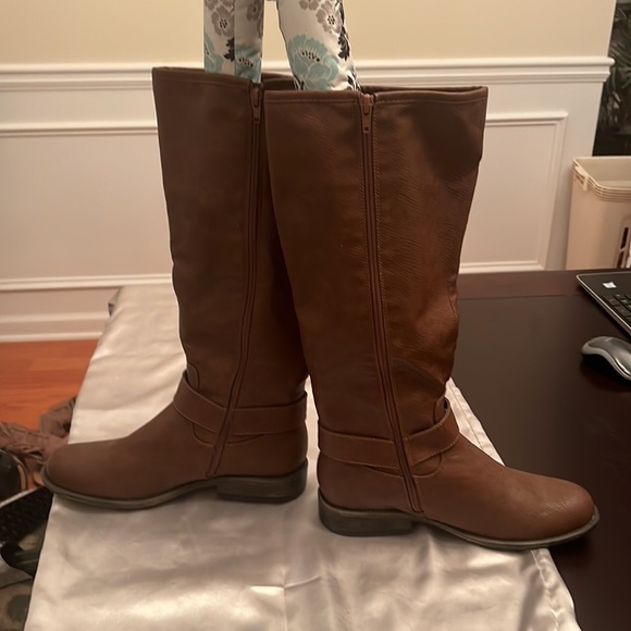 Unr8ed Size 10 Brown Boots with Buckles on Sides. - Picture 4 of 5